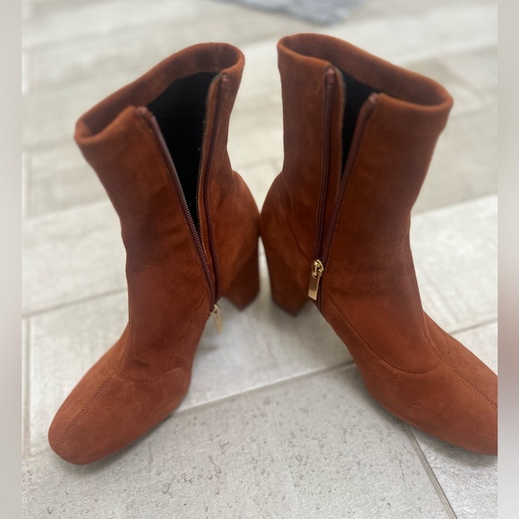 Excellent condition suede Aquatalia boots - Picture 2 of 6